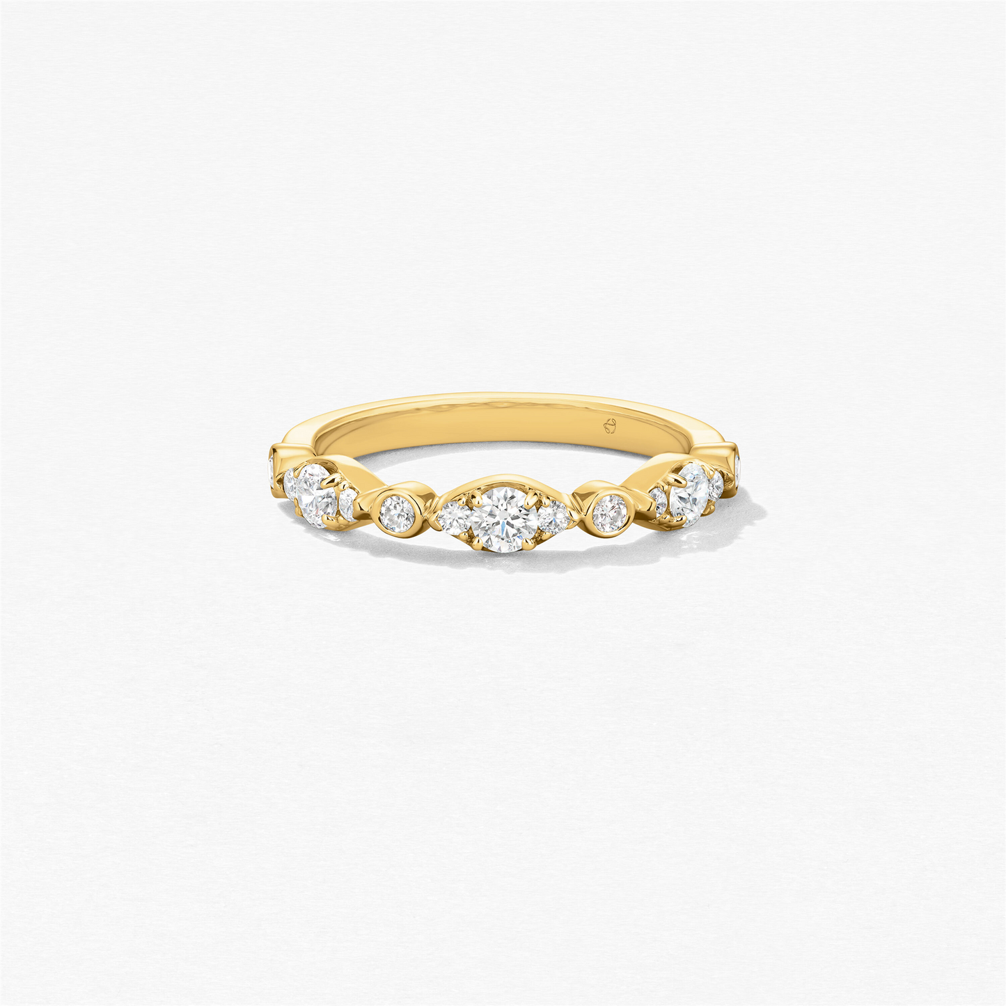 Hearts on Fire Bezel Regal Band in 18k Yellow Gold