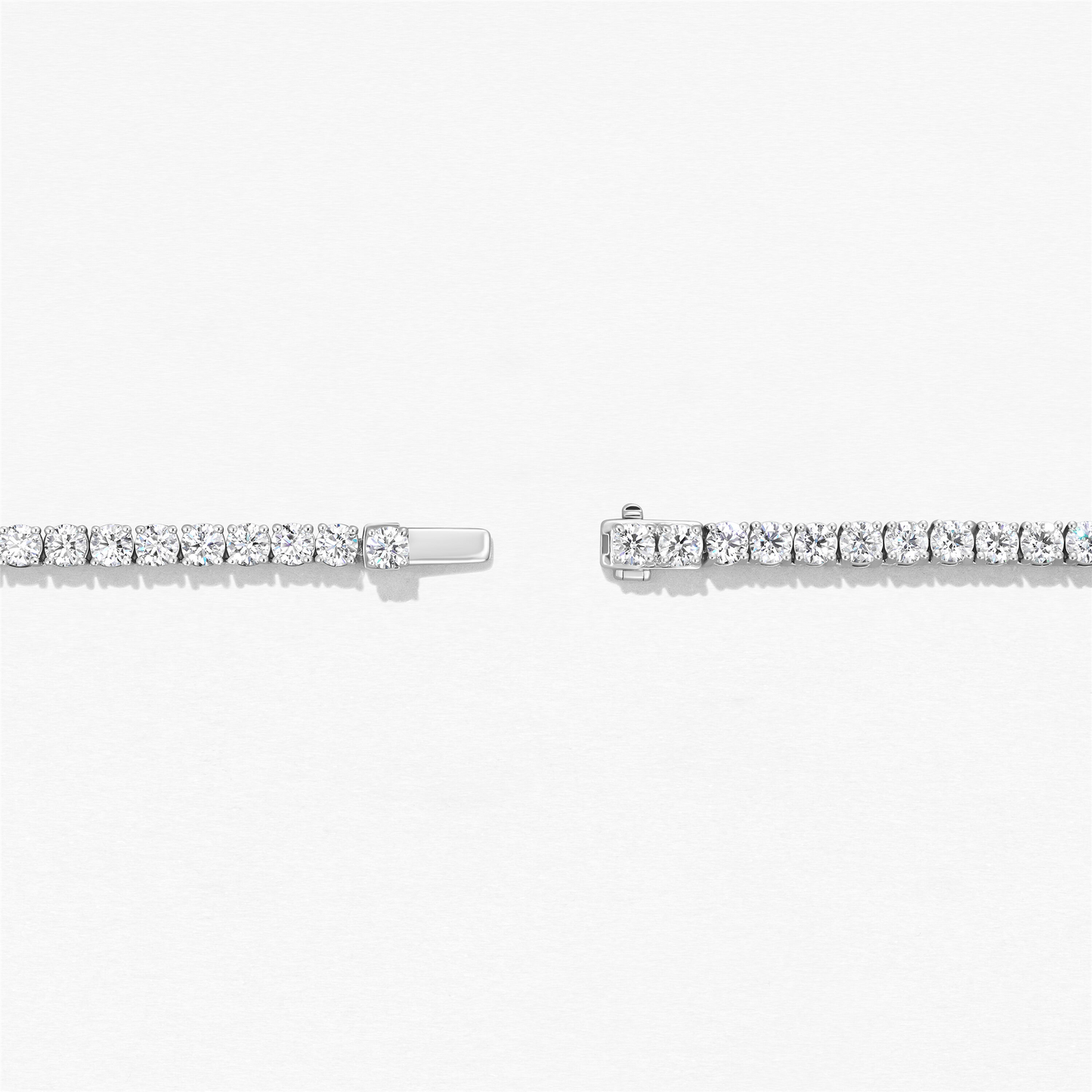 Hearts On Fire Signature Uniform Line Necklace in 18k White Gold